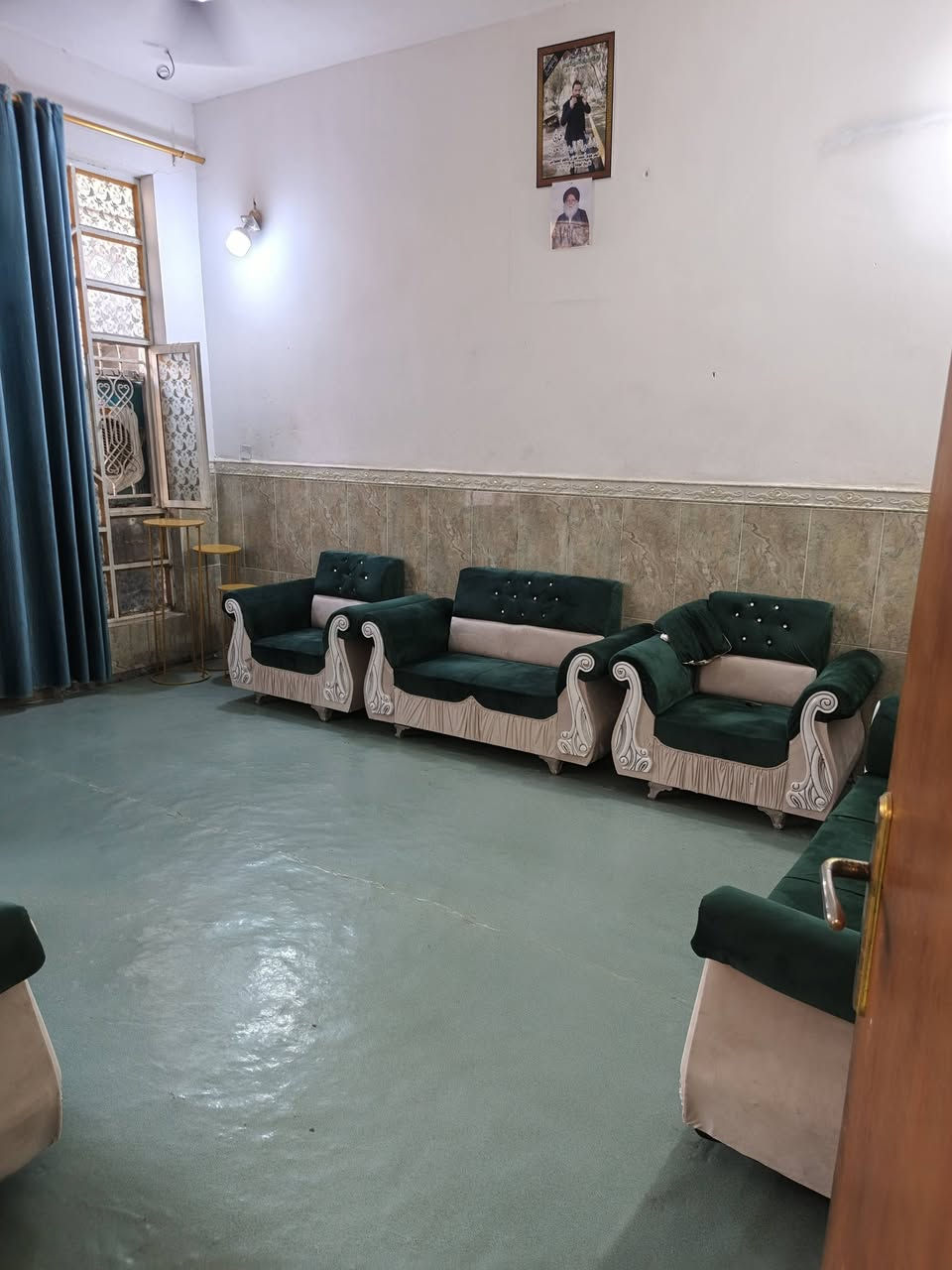 سلام عليكم بيت منطقه العريفيه نكون من 6غرف وصالة كبيره واستقبال مساحته ٢٢٠ السعر خاص او الرقم ***********
