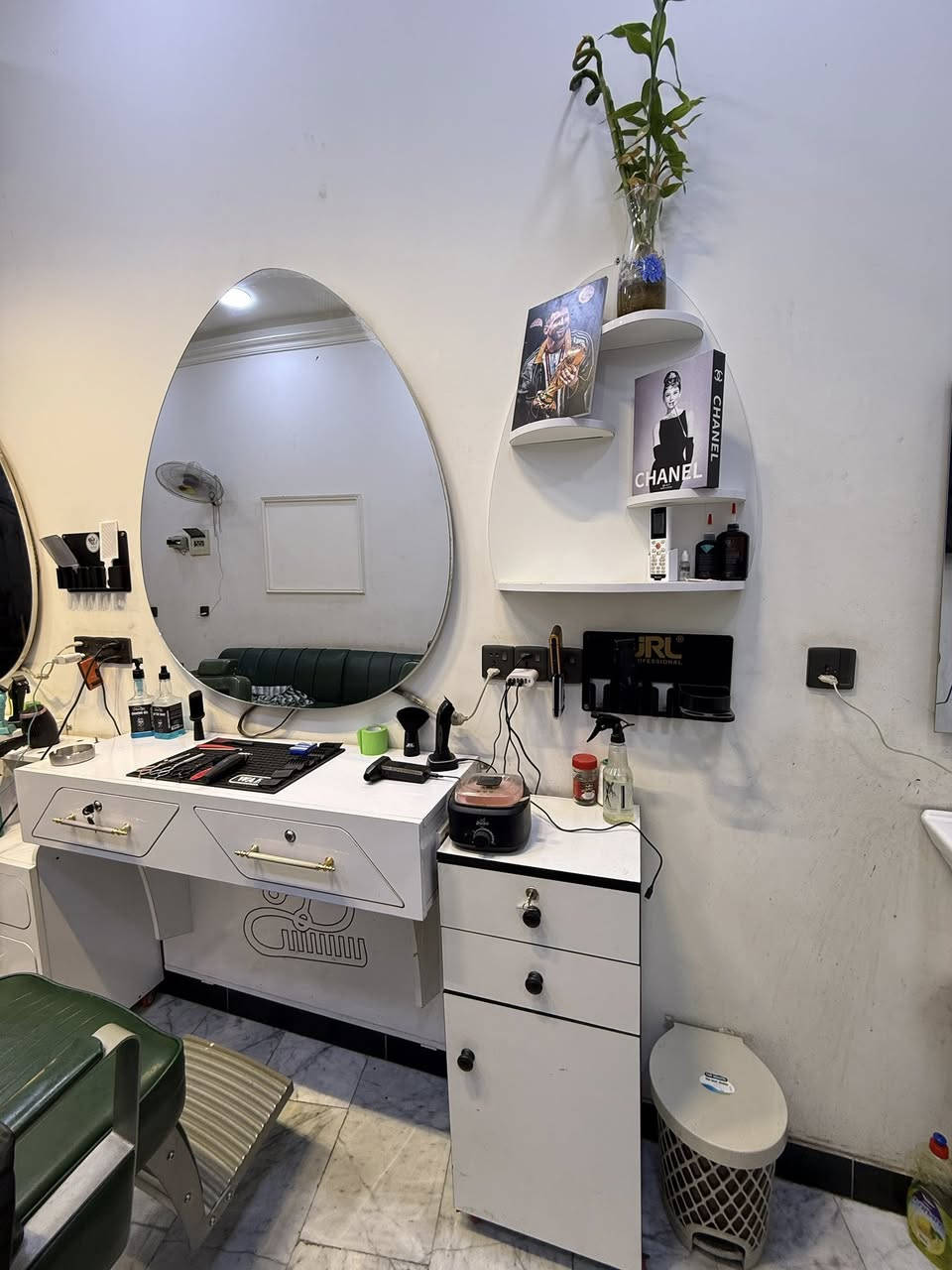 السلام عليكم ديگور حلاقة للبيع
مري عدد3
ميوزه عدد3
گومدي عدد3
رفوف عدد 2
رفوف مستطيل عدد2
قنفه 3 متر صايره قطعتين كل قطعه متر ونص
المكان الحريه /شارع الغاز / للاستفسار *********** بي واتساب
