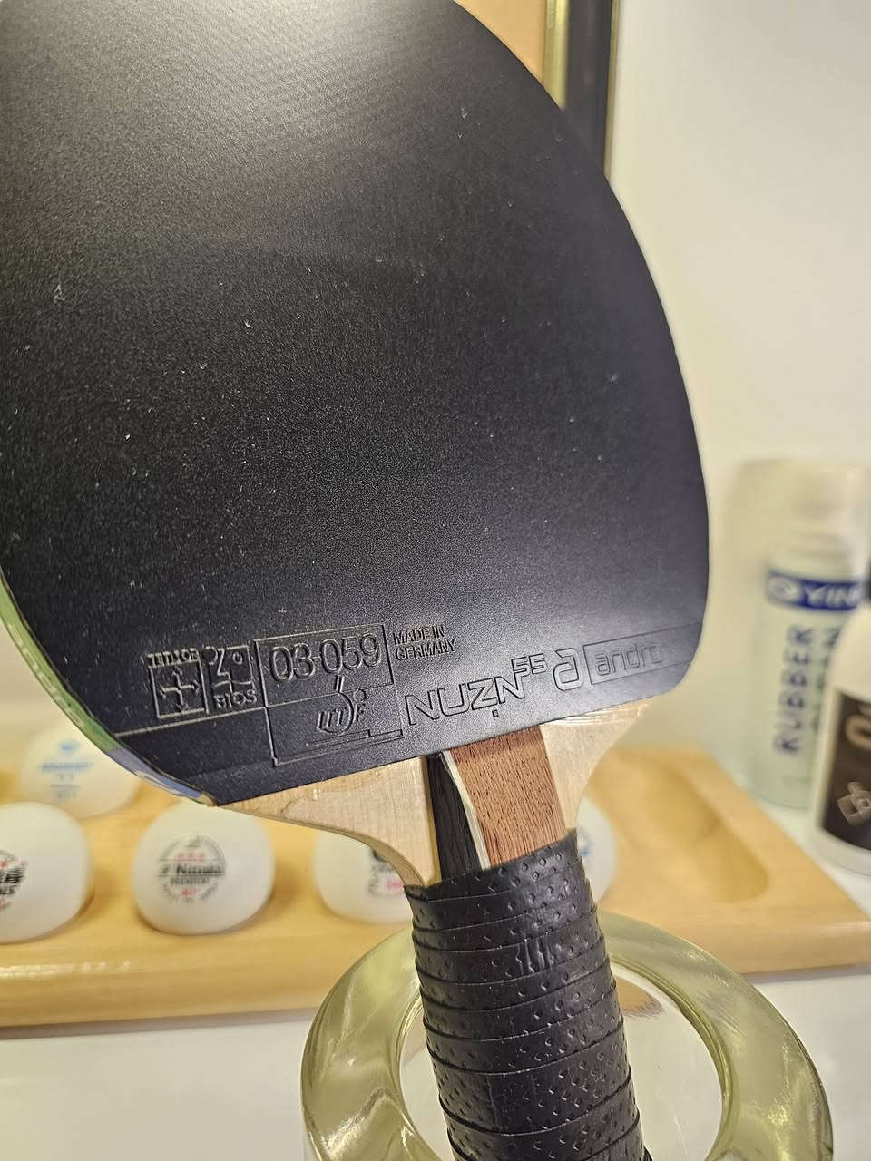 مضرب تنس طاولة إحترافي ( Full Andro Setup )

إذا كنت تبحث عن القوة الإنفجارية والأداء الألماني الدقيق ، فهذا المضرب موجه لك ، تجميعة هجومية من النخبة (High-End) مخصصة للاعبين الذين لا يرضون بغير الفوز السريع فهو من أقوى وأسرع مضارب شركة Andro الألمانية .

​🏓 الخشبة (Blade) : Andro Treiber FO Off/S
​النوع: OFF/S (هجومي جداً +OFF) .
​الخامة : تحتوي على طبقات من TXL Fiber موضوعة مباشرة تحت القشرة الخارجية (خشب الهينوكي الياباني) .
​المميزات : توفر هذه الخشبة إنتقالاً مباشراً جداً للطاقة فهي الخيار المثالي لمن يفضل "الإحساس الصلب" والضربات الساحقة (Smashes) والكرات اللولبية السريعة Topspin .
​⚫ الوجه الأمامي (Forehand) : Andro Nuzn 55
​الإسفنج : صلابة 55 درجة (Hard) .
​الأداء : أحدث تقنيات أندرو في عالم الجلود حيث توفر "ديناميكية" غير مسبوقة وقدرة هائلة على توليد الدوران (Spin) وتعطي أعلى مستويات الإرتداد فهو أفضل وأعلى مطاط هجومي لدى شركة Andro .
​الهدف : مصمم للضربات الأمامية القوية التي تتطلب مساراً دقيقاً وقوة جبارة لإنهاء النقاط .
​🟢 الوجه الخلفي (Backhand) : Andro Rasanter R53 . 
​الإسفنج : صلابة 53 درجة بتقنية Energy Cell .
​الأداء : واحد من أشهر الجلود عالمياً ، يتميز بقدرته على إمتصاص طاقة الخصم وتحويلها لرد فعل إنفجاري .
​الهدف : مثالي للـ (Top-spin) من جهة الباك هاند ، ويعطيك ثباتاً عالياً في الكرات التي تتطلب توقيتاً سريعاً .

​💡 لماذا تشتري هذا المضرب ؟
​تناغم مثالي : القطع الثلاث مختارة بعناية لتناسب أسلوب اللعب الحديث القائم على السرعة .
​​✨ ​حالة المضرب : ( نظافة 98% إستخدام خفيف جداً أو كالجديد ) .
الحالة العامة : ( لا توجد خدوش ، الجلود تم تنظيفها بإنتظام بمنظف إحترافي ) .
​الجودة : صناعة ألمانية 100% تضمن لك عمراً طويلاً وأداءً ثابتاً .

​ملاحظة للمشتري : هذا المضرب "وحش" سرعة ، مخصص للاعبين الذين يمتلكون تكنيكاً جيداً ويستطيعون التحكم في الإرتداد العالي .
​💰 ​السعر المطلوب : ( 350 ألف قابل للتفاوض )
📦 يوجد توصيل لجميع المحافظات


**إذا كنت صاحب هذا الإعلان وتريد حذفه لأي سبب، رجاءا أرسل رسالة إلى الدعم الفني**