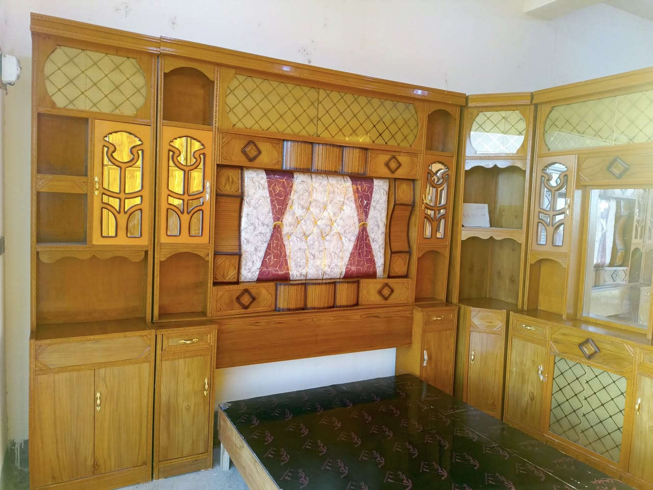 غرفة نوم صاج جديده بعدهه ما مستعمله اقل شهر السعر مليون و ١٠٠ وبيها مجال للاستفسار ***********
