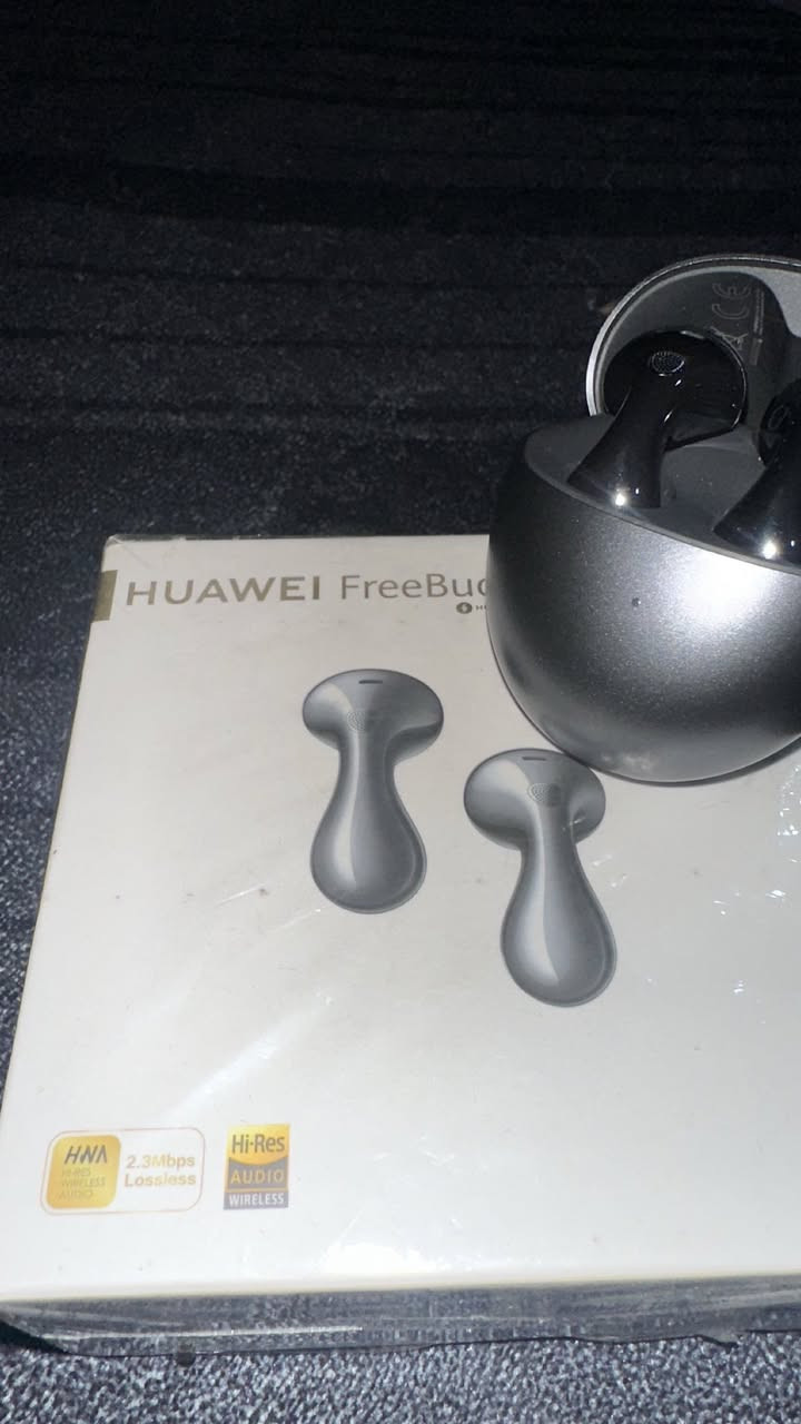 السلام عليكم سماعة هواوي Free Buds 6 
جديدة مامستعملة هواي صارلة شهر وبعدها بلظمان سماعة مواصفاتهة معروفة وجديدة وياهة حافظة هدية وكارتونهة وغراضهة كاملة موجودة ***********
