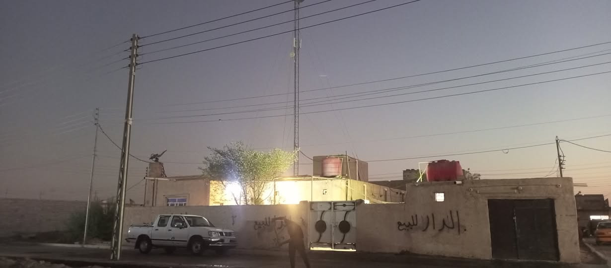 سلام عليكم بيت للبيع في المدثره قرب الصيطره مساحت البيت 400 متر  زراعي غرفتين وصاله وديوانيه ومطبخ وصحيات بره وجوه وحديقه جبيره هذا رقمي الاستفسار ***********

