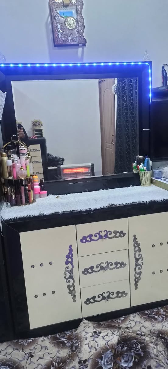 غرفه نوم تركي قطع8 نظيفه بابس لايت ما ابيها اي عيب السعر،350 وبيها مجال مكاني كركوك//***********
