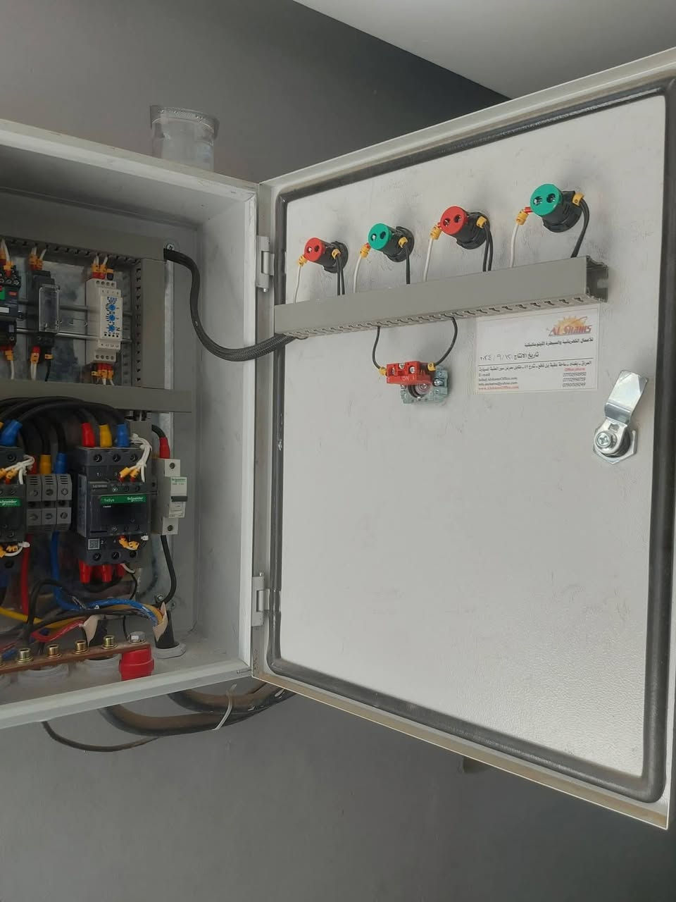 السلام عليكم تأسيس كهرباء تأسيس ماء ومجاري  ولدي كادر للمشاريع بأسعار مناسبه ***********السلام عليكم كهربائي متفرغ حاليا تأسيس كهرباء بوري وسيمنس وتصليح جميع الأعطال الكهربائيه ***********
