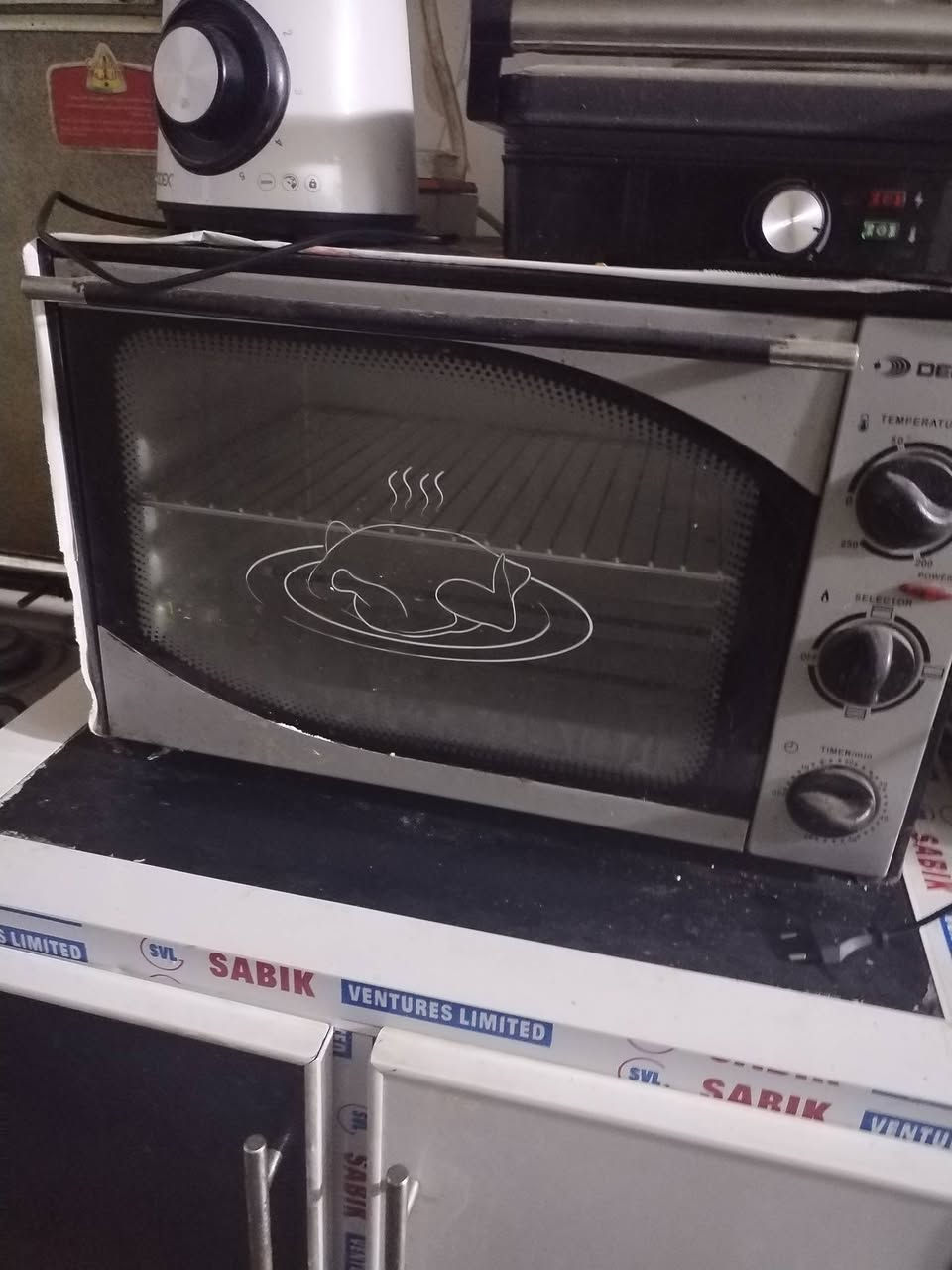 اغراض للبيع نضيفات العارضه تشتغل وتجمد سعرها ٢٢٥ وبيها مجال الاوفن ٣٠ الف وبي مجال ميز بلازمه ٥٠ وبي مجال للشراي التواصل على الوات ساب ***********
