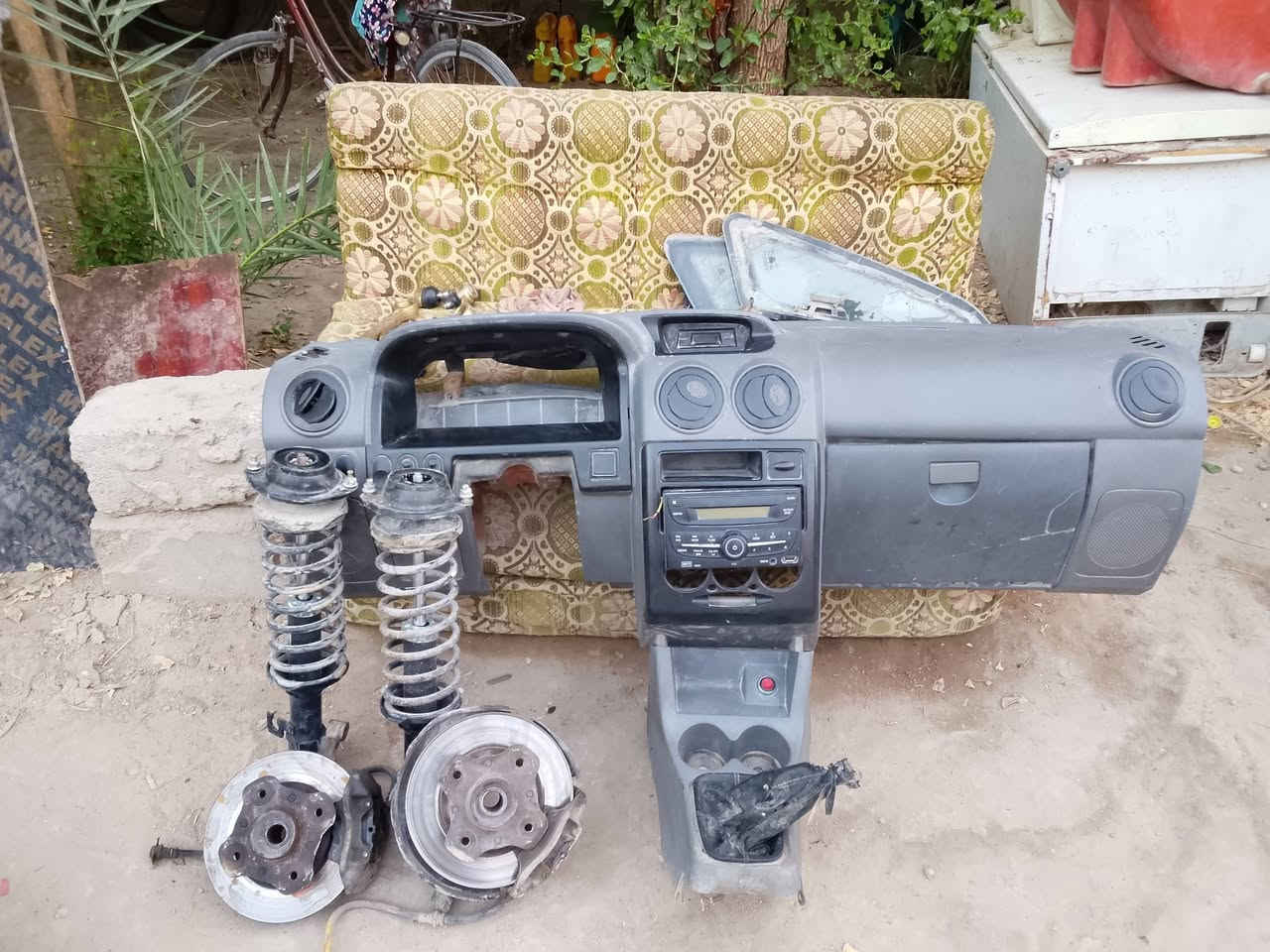 سلام عليكم غراض سايبة دشبول نضيف ودبلات نضيفات سطابق سنات جديدات ودعامية خلفية جديدة للبيع رقم الهاتف ***********
