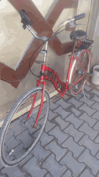 السلام عليكم بايسكل للبيع الحجم 26 السعر ٦٥ وبي مجال***********
