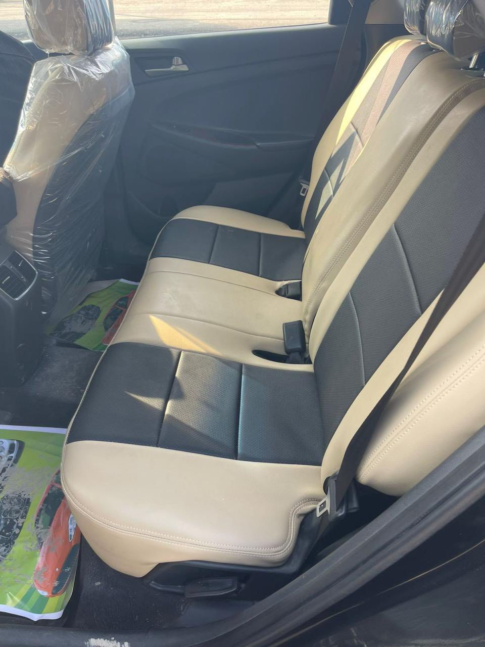 السلام عليكم توسان للبيع موديل 18 سيارة جديدة بمعنى الكلمة كير ومكينة كفالة تخم تاير السيارة جاهزة حاثهة بسيط بنيد وخشم الجاملغ بدون دواخل  وارد امريكي السعر 145 وبيهة مجال بسيط *********** مكان بغداد رقم بغداد باسمي
