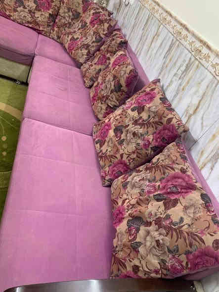 السلام عليكم تخم للبيع ديوان عشرمقاعد تركي 10 مقاعد نضيف ويا طبلة دائرية مابي اي نقص السعر 250 وبي مجال للاستفسار الاتصال ***********
