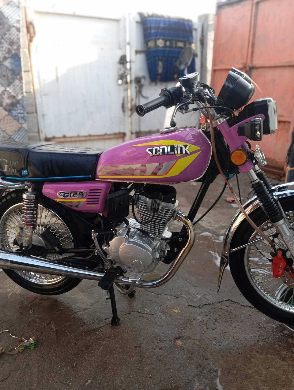 سلام عليكم دراجه لبيع بعته زيرو2025/12اوراق سكنره ومكاتبها بسمك سعره 900وبيه رقم  واتساب ***********
