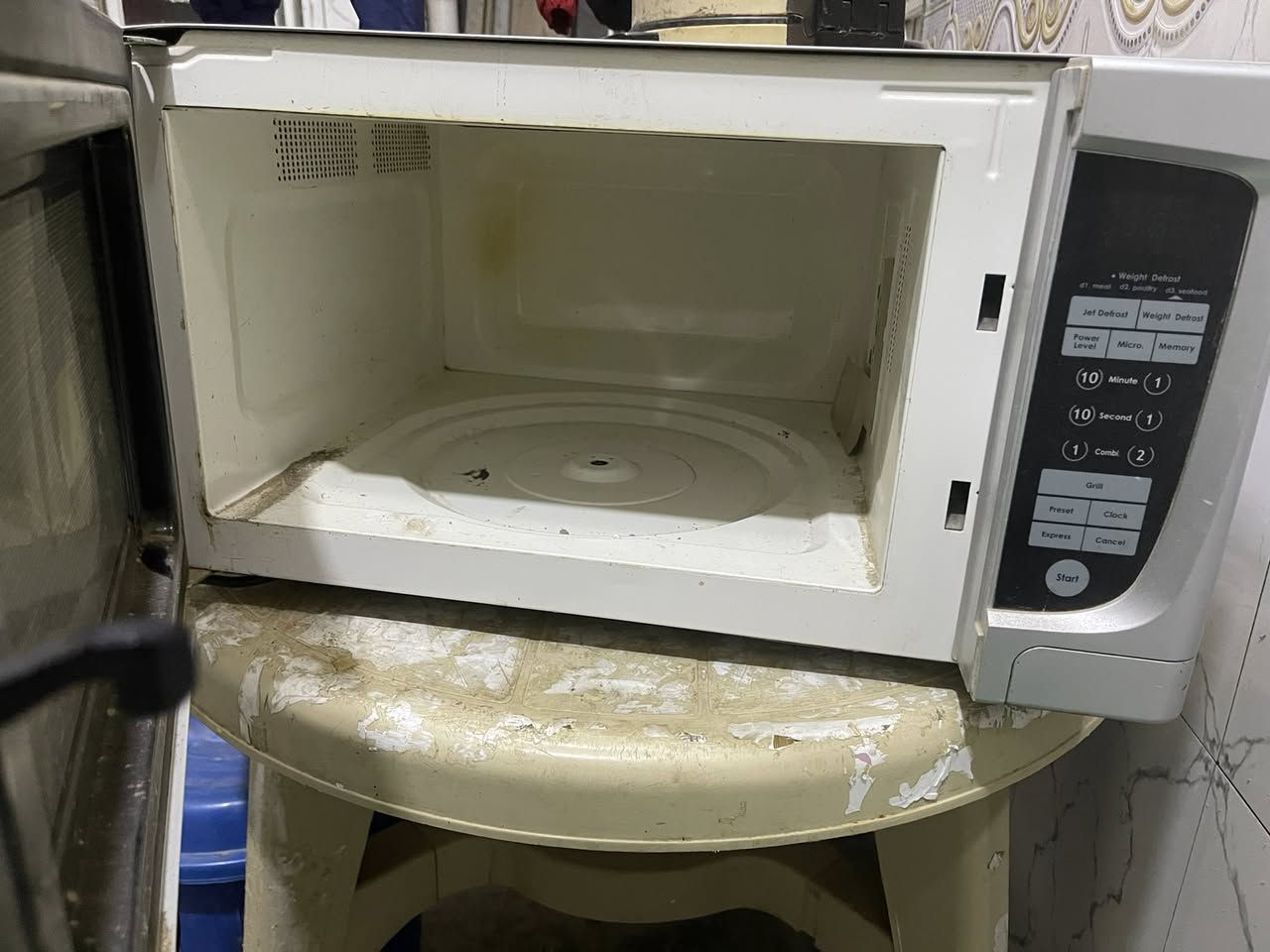 السلام عليكم أغراض للبيع تفاصيل خاص أو ع رقم ***********
