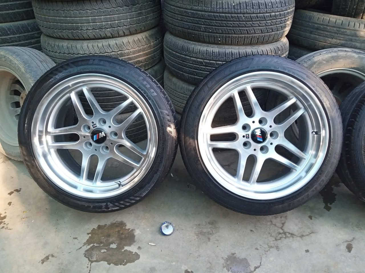 تاقم تایە و ویلی ئێم 18 دوو سایز بەشەرتی هەموو شتێک
تایەکانی زۆر جوانن و قیاسی سپۆرتی لە سەرە
بۆ گۆرینەوە لە  سلێمانیم
***********
***********
