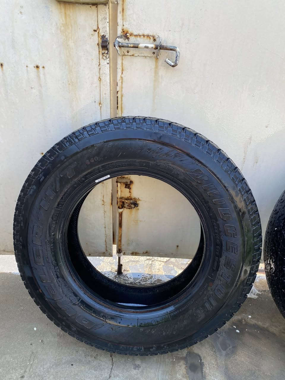 السلام عليكم عندي زوج تايرات نيفاره برجستون الاصلي نظيفات للبيع للتفيده ب٧٥ ممتواجد عل فيس حبايب هذا رقمي 
***********
