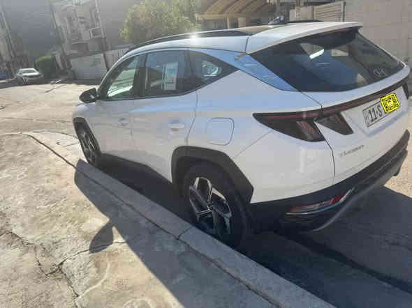 السلام عليكم 
توسان 2024 خليجيه 
ماشيه 19 km الف 
فول مواصفات 1/1 
رقم بغداد بأسمي 
جنطه كهرباء ، كشنات كهرباء ، تدفئه 
داخل ابيض جديده جداً زيرو السياره 
بيها  رصعتين وحده ب جاملغ الأمامي الأيمن 
ووحده بالجنطه فقط فقط 
السعر : 238$ الف 
المكان : بغداد اليرموك 
للاستفسار: ***********
بهاء ابو علي
