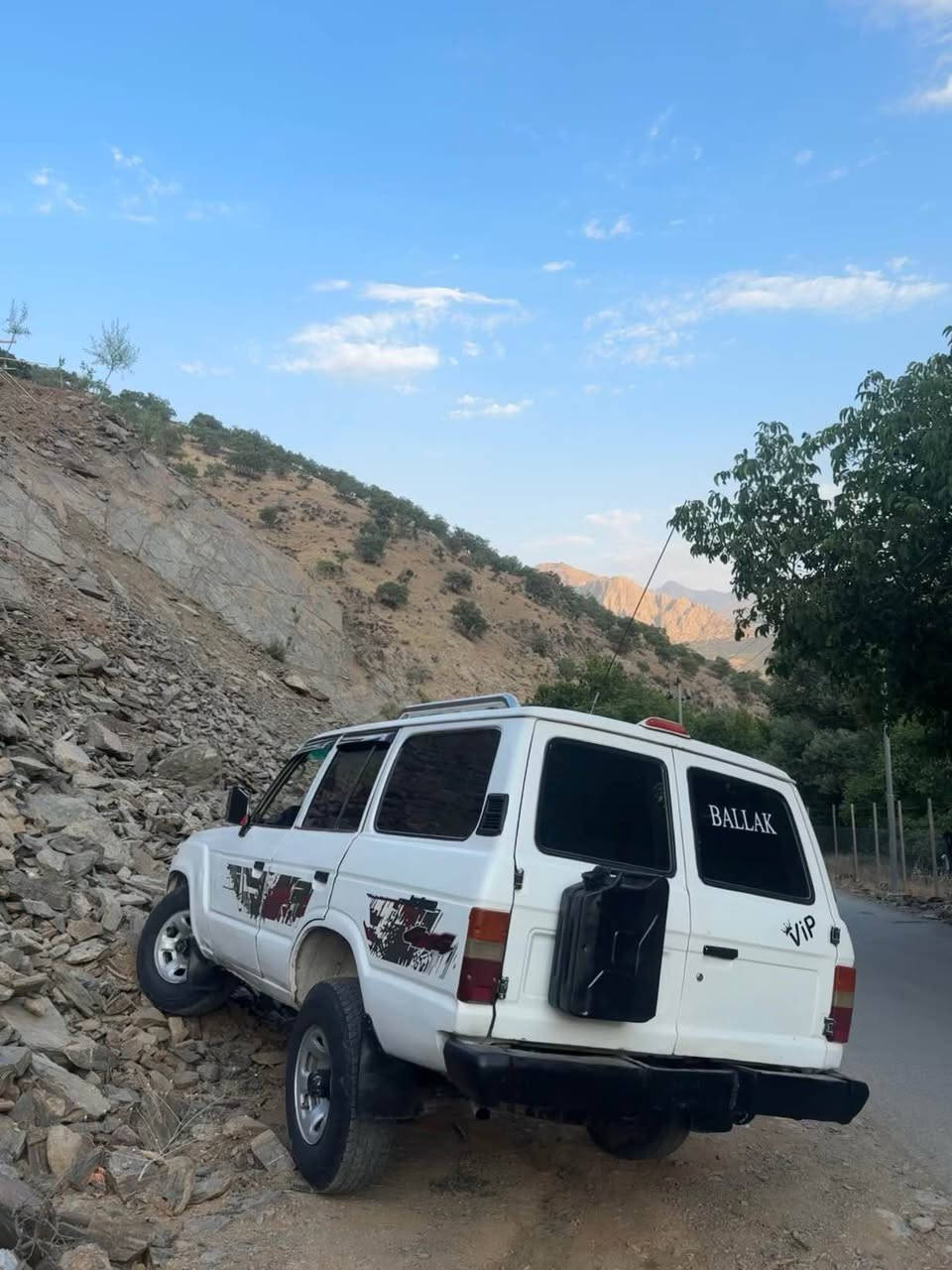 لاندگرۆز ١٩٨٩ 
٢ئێف ٤ گێڕ
دیسک پاوەر 
ئارم ئاسایش 
 گێڕ و مەکینەو ئەکسل و دەبڵ ئەکسل و کارەبایی هەموو شتی بەشەرت
٤ تایەی جەبەلی 
سحری ٢٦ وەرەقەو کمەک محامەلە
***********واتساپ شومان, أربيل
