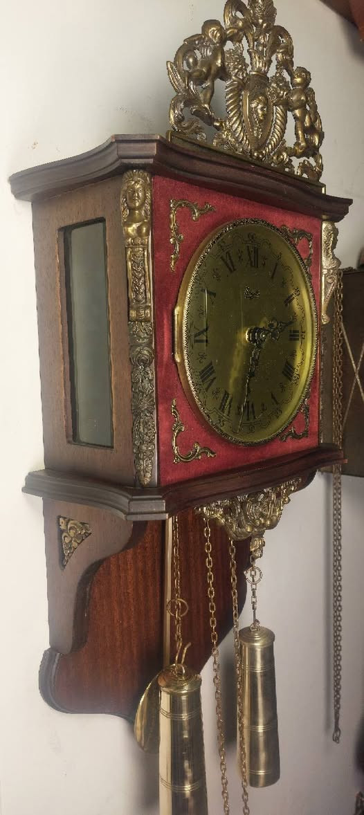 قطعه الماني مميزه ..
انتاج الخمسينات ( 2  ثقل )  .. تعمل بشد السلاسل و الاثقال ..بحاله رائعه ..تعلن تنبيهات الوقت كل نصف وكل ساعه برنه رقيقه مزدوجه ..
للمهتم الاتصال او واتس علي رقم المعرض ..01205008284 
متخصصون في بيع وصيانه ساعات الحائط الانتيك ..
https://www.facebook.com/share/1CAh5YTm6h/


**إذا كنت صاحب هذا الإعلان وتريد حذفه لأي سبب، رجاءا أرسل رسالة إلى الدعم الفني**