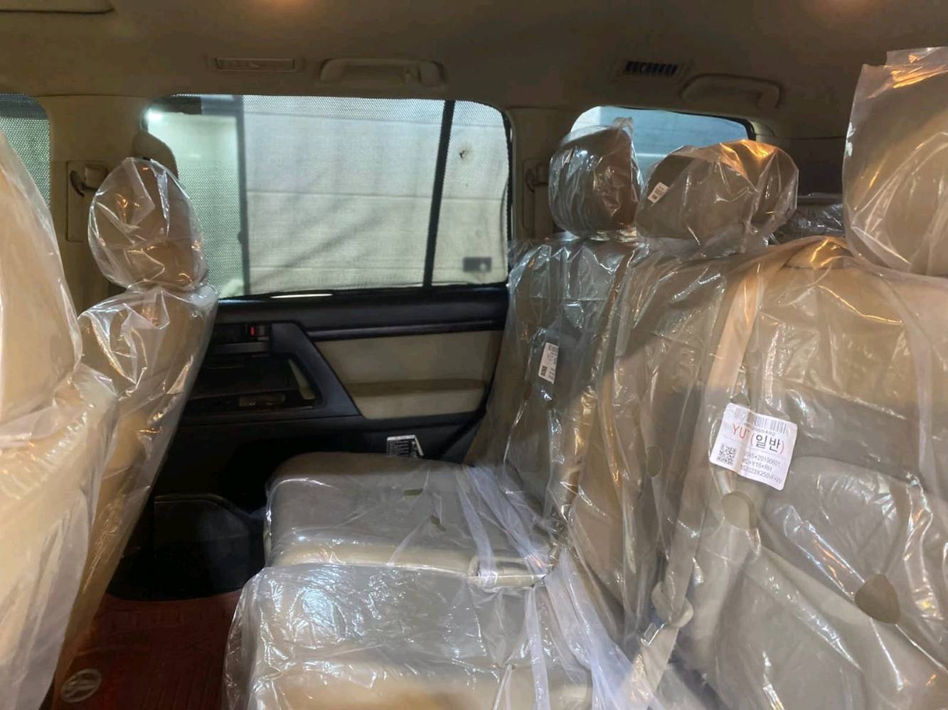 يالله لاندكروز 2011 ستينيه اصل فول موصافات 1/1 
رقم  جديد أنكليزي الدولي باسمي 
هزة وسنويه مجددة لغايه 2030 🔴
شرط تحويل ووكاله 
كفاله عامه من ضربه /وصبغ /وتبديل // ✅
مواصفات GXR.i يعني فول vip اصل ستينيه 
فتحة سلايت رؤف 
محرك 6سلندر وضع شركة 
بصمه + بصمه ابواب 
7راكب                     
ثلاث قطع تبريد 
كشنات جلد بقلاوة 
كرسي كهرباء 
٨ ايرباك
تحكمات ستيرن 
فور ويل  
دشبول ليزري 
عتب ليزري 
ثلاجة 🧊
شاشة بلاد 
كامرة خلفيه
دفلوك ونضام زحف 
لايت زنون اصل 
لد آمامي خلفي 
اشاير بلمري 
اشاير بلجاملغ
حساس امامي خلفي 
ارضيات جلد مال شركه تويوتا الأصليات

مكينة كفالة عامة لاتبخير لاتنقيص ولاصوت 
كير وضع الشركة مكفول كفالة عامة 
تخم تايرات اربعه جديدة دنلوب ياباني اصلي 
الحدادية الاماميه والخلفيه كلها جديدة وجاهزة
تبريد ثلج منظومة تبريد كاملة

السيارة مكفولة كفالة عامة من ضربة وصبغ وتبديل 
والسونار داخل المنشور كلشي موضح بلنشر ،المسافة المقطوعة 280 ألف كم
السعر 325 ورقة وبيها مجال 
رقم اربيل الجديد 

مكاني النجف //الكوفة للاتصال/***********
ا