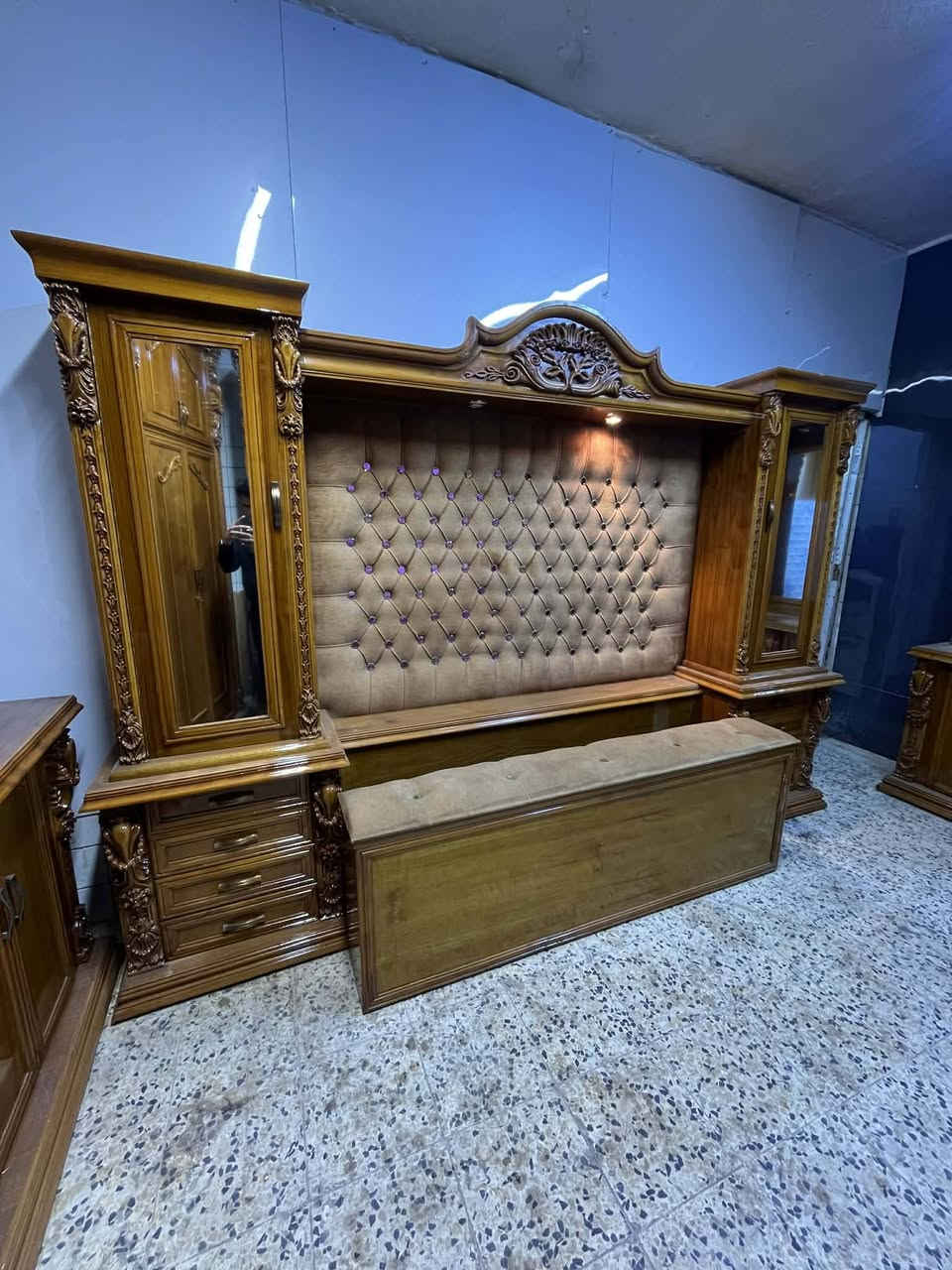 غرفه اخشاب ام المسرح  تسكام 5 ملم صاج خارج والداخل موديل الكنتور  نظام سلايت شغل  زان نقش زان  دنك زان كلها شغل زان شغل ثكيل الغرفه كلش ثكيله وخشب قوي واخت الجديدةشغل درجه اولى ونظيفه كولش اي كسر او ضرر ما بيها 
  نسبة نظافتها 100 /100  
 الغرفه ولا غلطه بيها و بالعافيه على لي ياخذها 
 الظهر جرجوبه براغي  القاعدة بلوك سقف بلوك  
وياها شازون وطابوريه هم 
 العنوان بغداد  البياع لاعلام اكو توصيل هم موجود
رجاء السعر خاص


**إذا كنت صاحب هذا الإعلان وتريد حذفه لأي سبب، رجاءا أرسل رسالة إلى الدعم الفني**