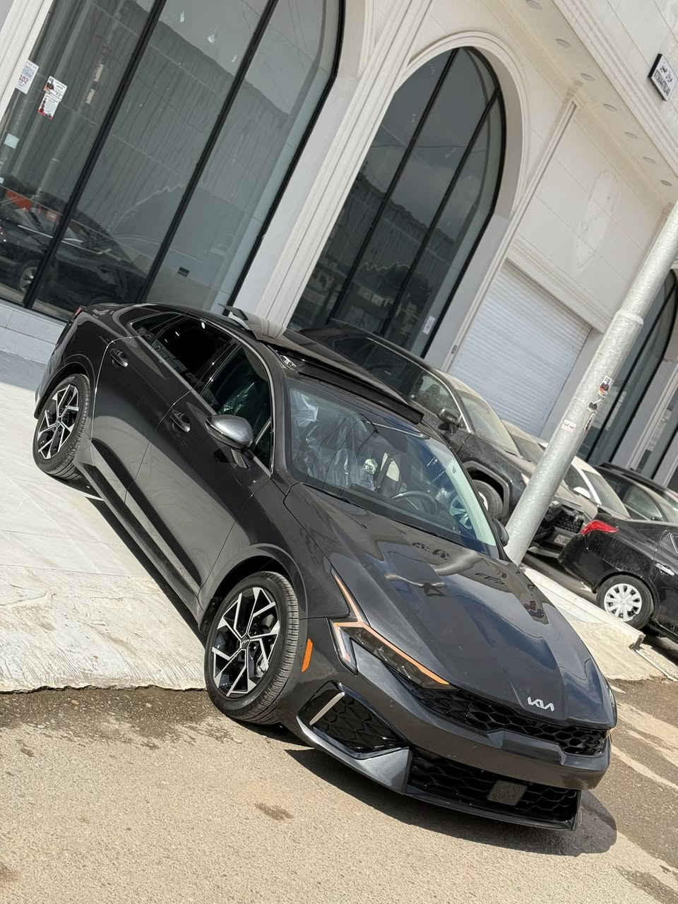 كيا K5 فئة EX (الفول/فل كامل) موديل 2025/2024 توفر محرك 2.5 لتر (191-194 حصان) مع ناقل حركة أوتوماتيك 8 سرعات. تتميز بسقف بانوراما، كاميرات 360 درجة، مقاعد جلد، شاشة كبيرة تدعم أبل كاربلاي وأندرويد أوتو، شحن لاسلكي، تحكم كهربائي، حساسات أمامية/خلفية، ودخول ذكي مع تشغيل عن بعد. 
المحرك والأداء:
محرك: 2.5 لتر (4 سلندر) GDI.
القوة: 191 - 194 حصان.
عزم الدوران: 246 نيوتن متر.
ناقل الحركة: أوتوماتيك 8 سرعات.
نظام القيادة: وضعيات قيادة متعددة (Drive Mode).

فتحة سقف بانوراما.
مصابيح أمامية LED بالكامل (زينون).
ويل كب (جنوط) مقاس 17 أو 18 إنش.
مرايا جانبية كهربائية قابلة للطي (شفط).
صندوق خلفي ذكي (يفتح عند الاقتراب).
التجهيزات الداخلية والراحة:
مقاعد جلد فاخرة (مع خيارات ألوان ومقاعد كهربائية).
تبريد وتدفئة مقاعد أمامية.
ذاكرة مقاعد.
شاشة ترفيه ومعلومات كبيرة (تدعم أبل كاربلاي وأندرويد أوتو).
عدادات رقمية متصلة.
شاحن لاسلكي للهواتف.
نظام تكييف أوتوماتيك منفصل.
نظام صوتي فاخر (BOSE في بعض الفئات).

كاميرات 360 درجة (محيطية).
حساسات أمامية وخلفية.
رادار ذكي (تفاعلي).
نظام فرملة الطوارئ الذاتية (AEB).
نظام الحفاظ على المسار (LKA).
نظام توقف ذاتي/فرامل يد كهربائية مع Auto Hold. 

حادث بنيد تبديل بلادي ومصبوغ بدون قطرة دواخل
تفاصل اكثر خاص📞☎️


**إذا كنت صاحب هذا الإعلان وتريد حذفه لأي سبب، رجاءا أرسل رسالة إلى الدعم الفني**