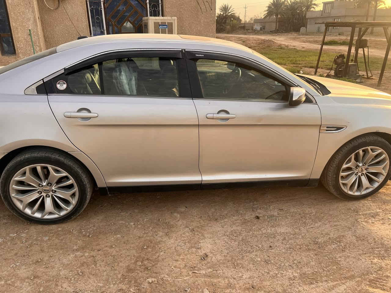 السلام عليكم فورد تورس 2013 فول مواصفات لمتد 
وارد امريكي فقط ضربه الجنطة وهنا بالعراق جاملغ امامي فقط شخوط ومصبوغ ع كد الشخط
حساسات اشاير ترحيب سلايد روف 
كشنات تدفه تبريد مساج 
تحكم ستيرن  
تشغيل بصمة
يعني فول الفول 
ماشية 169 الف حقيقي وشرط الفحص مكان السيارة بغداد رقم***********.  السعر118
