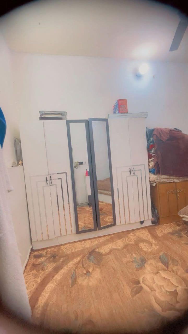 السلام عليكم عندي غرفه للبيع ب ٣٠٠ وبيه مجال ***********
