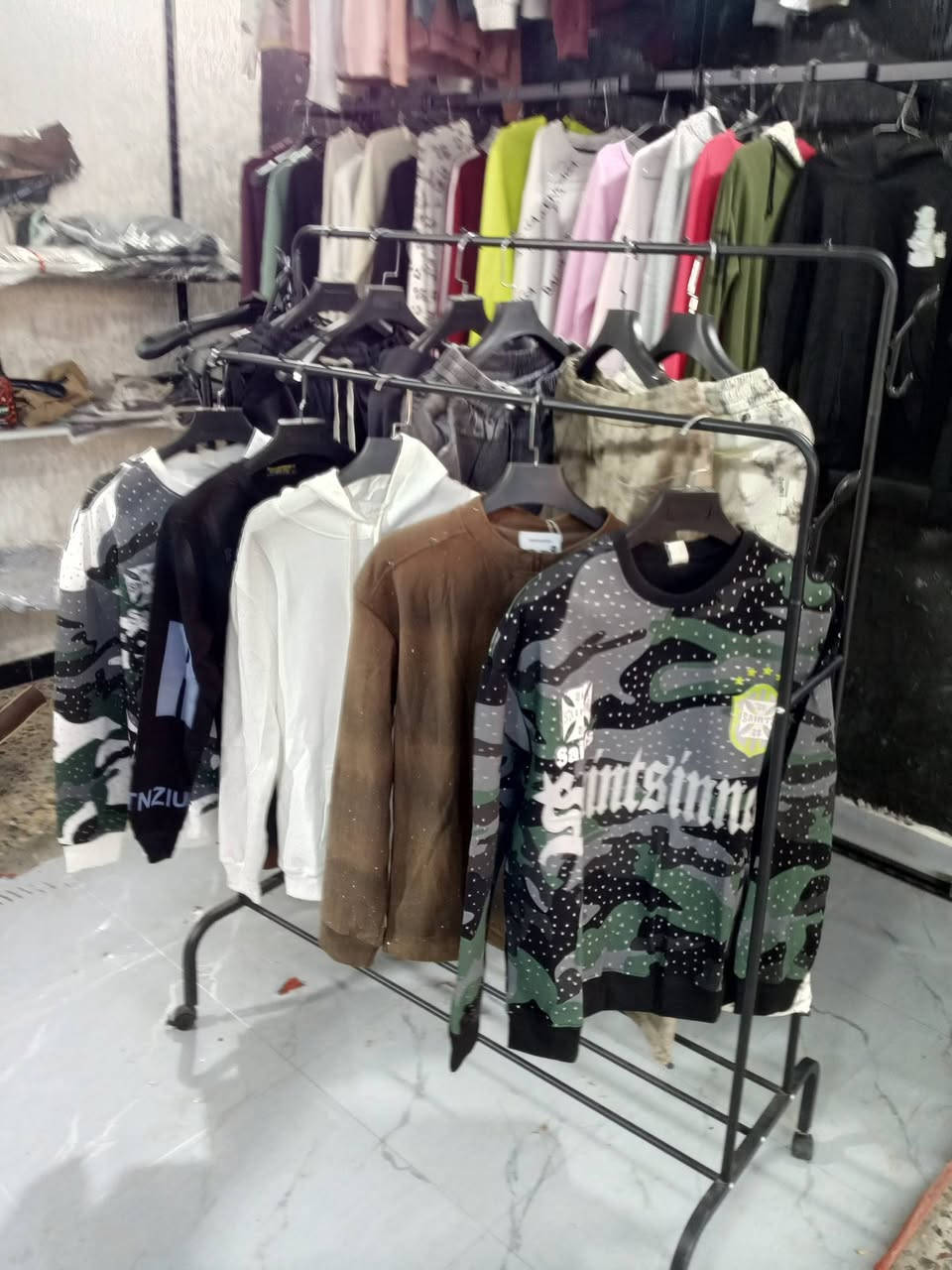 محل ملابس للبيع بل كامل لموقع حي نصر مقابيل مدارس لحق لحركه خير من الله سبب لبيع عندي فرع ثاني وماجاي الحك المحل ايجاره بشهر ب125 رقم تواصل ***********
