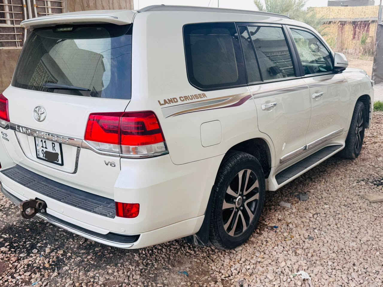 السلام عليكم من رخصة الادمن عندي لاندكروز بنزين  بغداد تحويل مباشر رقم انكليزي  موديل ٢٠١٩ ماشية ٩٠ سياره مواصفات بصمه فتحه بريم مواصفات معروفه سياره جاهزه ونظيفه جدا ما نقصها اي شي بيها صبغ قليل جدا  فقط جو قبق بنزين نتيجة شخوط ماعداها مكفوله السياره مكاني بابل الحله. السعر ٤٩٥ ورقه 
متواجد واتس اب 
***********
***********
