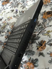 لابتوب للبيع فوجستو وندز 10 هارد ssd 128 RAM 6 قابله للتطوير  سعرها 15...