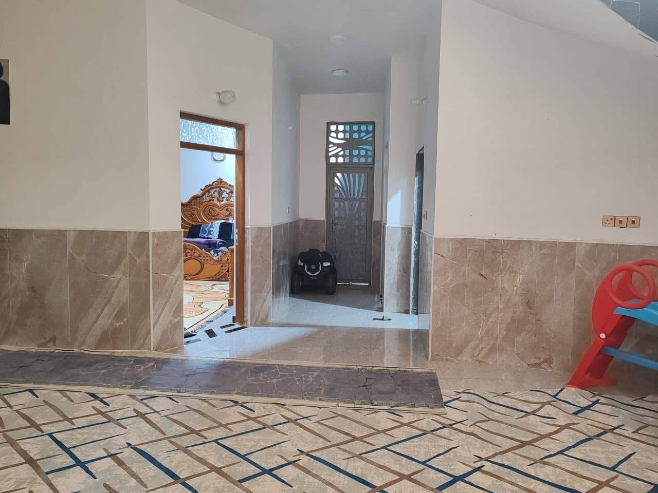 السلام عليكم بيت مساحه 200 بحي صحفيين قريب عل سريع خدمات كامله مجاري وماي وكهرباء وسكن ووصل طابو بي لبيت حديث غرفتين وصاله ومطبخ واستقبال وصاله وصحيات داخليه وخارجيه بناء طابوك وصب كونكريت للتواصل ‭0788 961 5746‬
