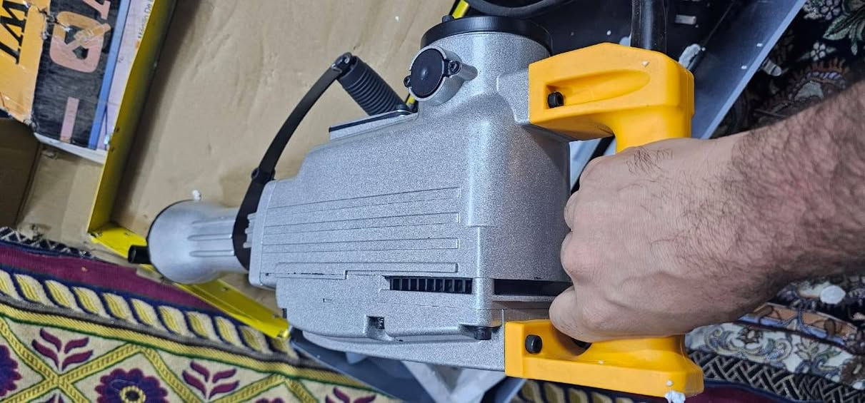 سلام عليكم دريل همررر تفليشششش كوكنريت  بيوت عماير الله شاهد قطعه ثكيلهه وضخمه السعر120مع التوصيل وخادم اني ***********
