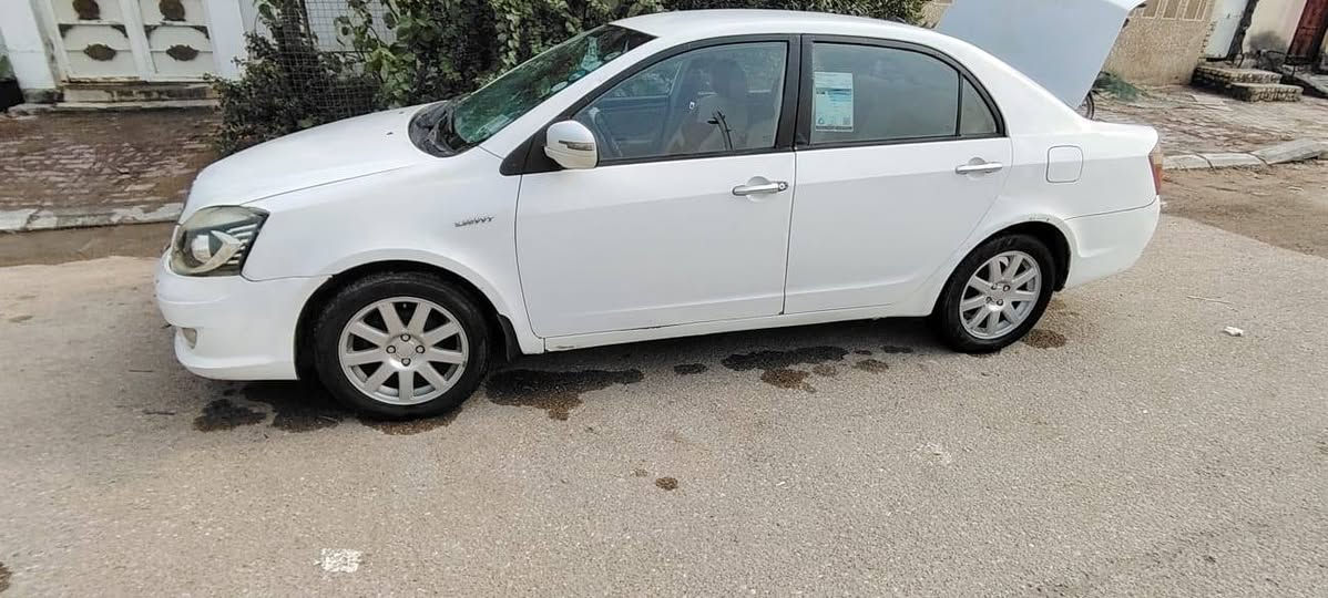 سلام عليكم حبيبي هاي سيارة نوع جيلي موبل 2013 سيارة نضيفة دواخلها حلوة كشرها نضيف ضربتها جاملغ تبريد شغال ثلج تدفئه شغال حساسات شغاله سيارة كير عادي 
وتوني هازها سيارة نضيفة تجي بعينك وتشوف مكانها السماوة بالولاية رقمي بي *********** تكدر تراسني وتعرف تفاصيلها كامله
