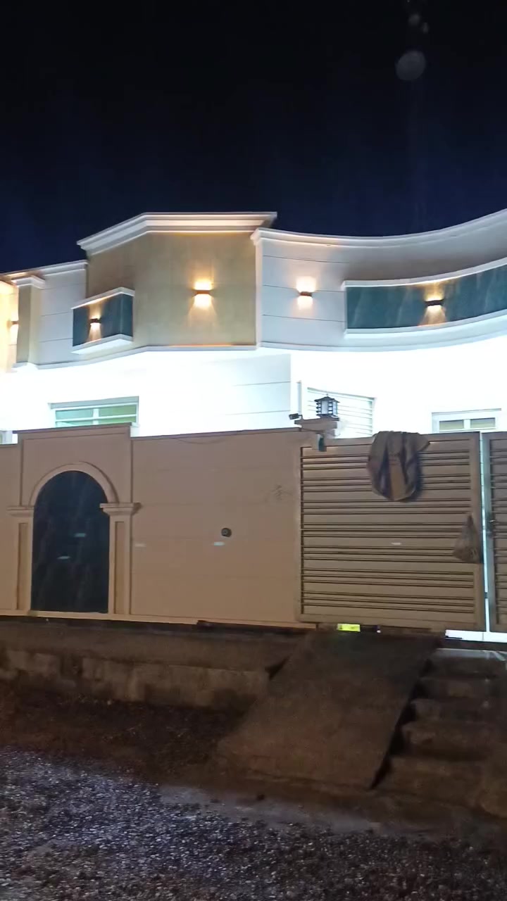 بيت للبيع 
السلام عليكم بيت للبيع 200 متر بناء حديث تكمة بسايدين المعارض بظهر التجاري البيت ماناقصة شي وشتريد غراض ويا يبقالك بس كلشي بسعرة كمل الفيديو للأخير بس التفاصيل كاملة السعر 120 وبي مجال للأتصال ***********
