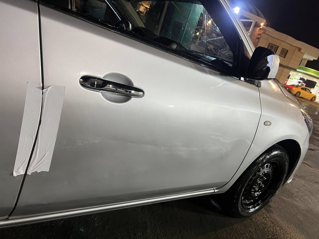 سياره نيسان 2023 هندي فحص مؤقت سياره جديده ضررها الجنطه فقط. بدون اي تبديل بارد باب الصدر ماشيه 40 سياره حره 
المكان/ناصريه مركز 
الرقم والاستفسار***********
