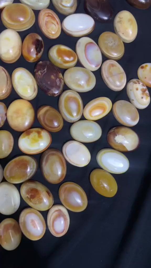 السلام عليكم احجار جزع بقري للبيع السعر 3 الف دينار القطعه للتواصل ***********
