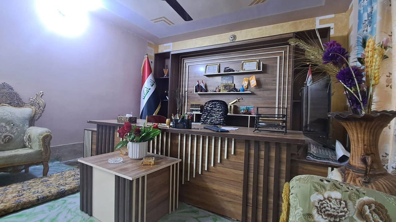 "للبيع مكتب جديد بعده ، خشب تركي فخم وراقي كلش.
يشمل الطاولة الرئيسية والمكتبة والخزانات كلها، مثل ما يبين بالصور.
المكتب درجة أولى وما بي ولا ملاحظة.
لعرض مالته 3 متر و ويه الكومديات مالته يصير 4 متر لكومديات متر و لميز 3 متر والارتفاع هوه سنتر مالته
نوع الخشب تركي تصميم خاص وليس جاهز. طلب خاص النظافة 100/100 بعده جديد اي ملاحظة مابي

تفاصيل اكثر الاتصال ***********
