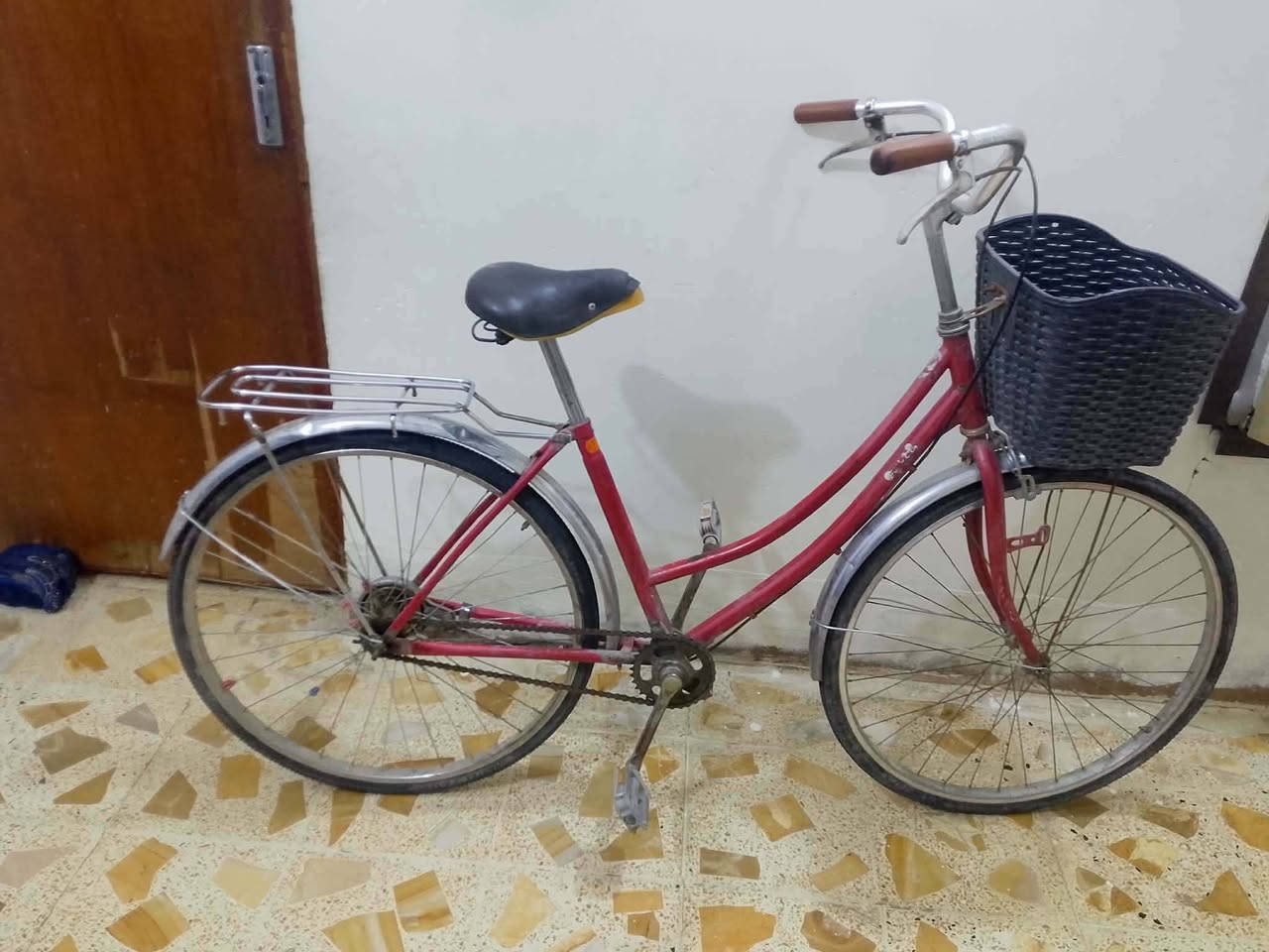 السلام عليكم غراض للبيع بسعر مناسب ثلاجه ارجلك من فوك تجميد فول بس من جوه مو حيل بارده مااعرف شنو بيه السعر ١٢٠ مبرده الونا الحياة شغاله سعر ٧٥ صحن ستلايت سعر ١٠ راوتر السعر ١٥ باسكل ياباني نضيف سعر ٤٥ تخم عشر مقاعد محتاج شويه شغل السعر ١٥٠ تنور كبير سعره ٣٠ الف طباخ اربع عيون منضدي سعر ٢٠ الف بنكه سقفيه سعر ١٥ الا تصال *********** شهداء قرب جامع الشمري
