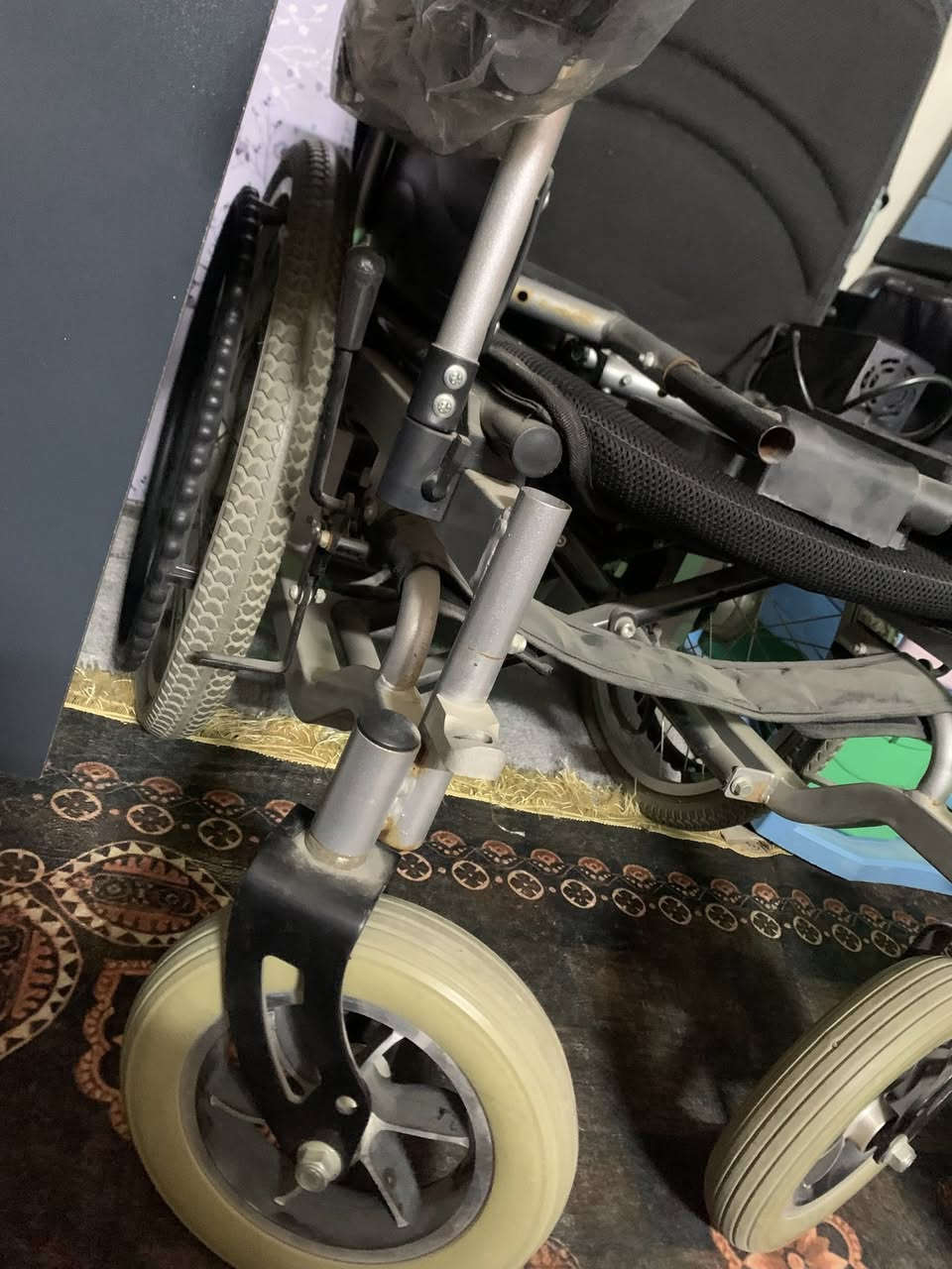 السلام عليكم كرسي معوقين جديد اشتخدام شهر 1فقط بعده جديد للبيع العنوان بغداد السعر600الف تواصل***********
