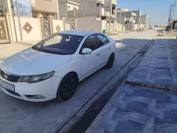 السلام عليكم سيراتو موديل 13 سنويه او هزه جديده كابون بانزين بيها مكانين بارد صدر جديد تايات جديده ماشيه 260 الف السياره حلوه بدون شخوط او رصعات ***********
