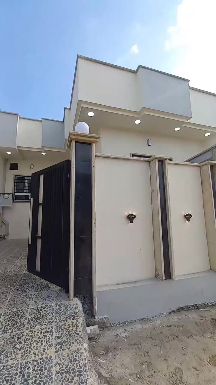 بيت للبيع العنوان القوسيات قرب المدرسه الصينيه 🏤المساحه ١٩٠متر خدمات كامله شارع تبليط ➡️سعر مناسب 🚪الاستفسار الاتصال على الرقم 📲***********
***********
