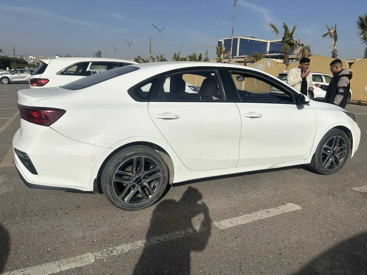 كيا سيراتو 2021 خليجي
بدون حادث او صبغ محرك 1600 دوش بيها شخوط بسيطه طخه بالدواسه جوه الباب عكس السايق 
السعر 158$ وبيها مجال بسيط مكاني بابل الحصوه
*********** اتصال + واتساب
