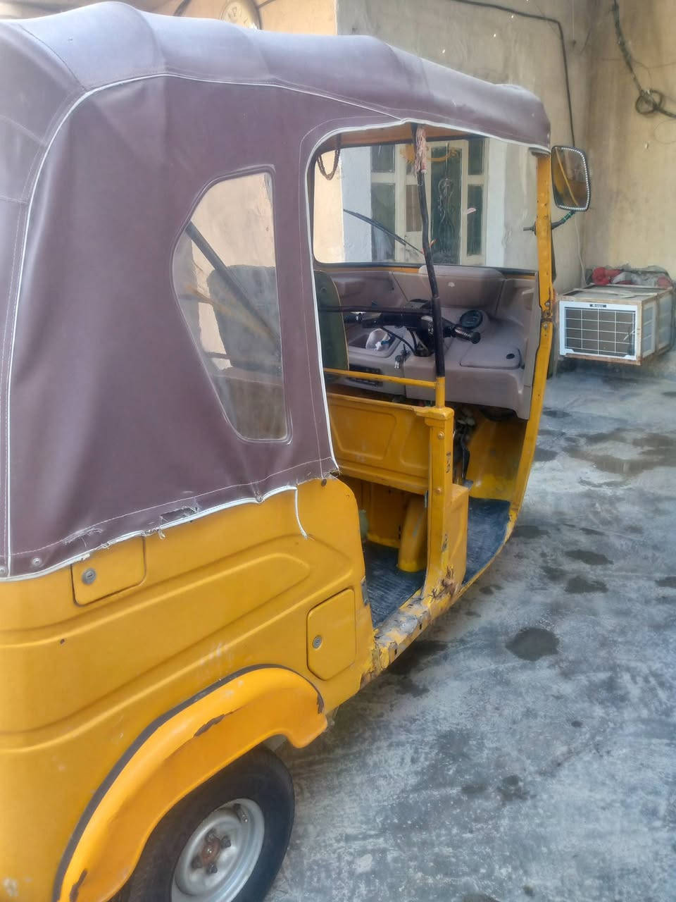 السلام عليكم تكتك 2021للبيع كهربائيات شغاله تخم تاير جديد ابيعها كوم حديد العنون بغداد  الرقم ***********
