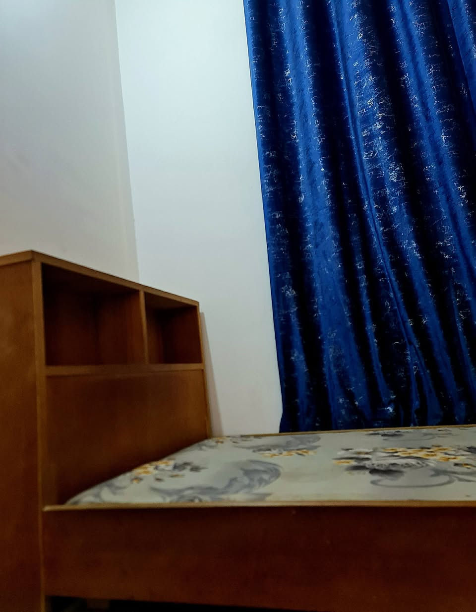 السلام عليكم
جرباية نفر ونص خشب صاج نجارة (بدون صبغ)
الأبعاد: ٢ متر  و٣٠ طول والعرض  واحد متر  وعشرة سنتمتر   سبب البيع الغرفة صغيرة 
السعر: 170وبيه مجال بسيط
المكان:حي الجزائر 
للإستفسار: التواصل ع الخاص او الاتصال ع الرقم   ***********
