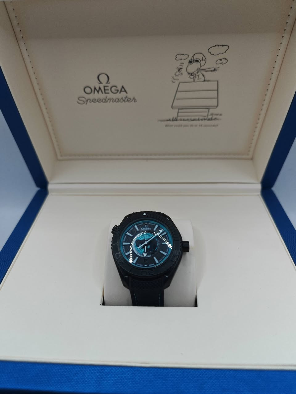 إعلان بيع: ساعة Omega Seamaster Planet Ocean "Deep Black" (نسخة احترافية - Super Clone)
​الوصف:
للبيع ساعة أوميغا "ديب بلاك" بمظهر رياضي وفخامة استثنائية. هذه الساعة من فئة الـ Super Clone عالية الجودة، التي صُممت لتعطي تجربة تقارب الأصل في الوزن، الملمس، والتفاصيل الدقيقة.
​القياسات:
​قطر الساعة: 45.5 ملم (قياس مثالي يمنحها حضوراً قوياً وفخماً على المعصم).
​سُمك الهيكل: يتناسب مع تصميم الساعة الاحترافي ليعطي ثباتاً وراحة.
​فكرة عمل الساعة والميناء:
​تصميم احترافي: مستوحاة من ساعات الغوص الاحترافية (Deep Black)، مع هيكل متين يمنحها مظهر الفخامة والقوة.
​صمام هروب الهيليوم: الزر الجانبي التجميلي الموجود عند الساعة العاشرة، والذي يعطي الساعة طابعها الرياضي المميز الخاص بموديلات أوميغا الاحترافية.
​الميناء (Worldtimer): حلقة تضم أسماء مدن عالمية، مع خريطة مركزية بتدرجات لونية تعطي عمقاً بصرياً فخماً.
​فكرة عمل الماكينة:
​نظام مزدوج: تعمل بنظام أوتوماتيكي (حركة المعصم) وتدعم التعبئة اليدوية عن طريق التاج لضمان استمرار العمل.
​احتياطي الطاقة: توفر طاقة تشغيل (خزن) تتراوح بين 36 إلى 40 ساعة عند التعبئة الكاملة.
​أبرز المميزات:
​التصميم: هيكل سيراميك أسود بالكامل، مع حزام مطاطي عالي الجودة وقفل محفور بدقة.
​المكينة: تعتمد على مكينة أوتوماتيكية من فئة الـ Asian Clone التي تحاكي نظام الكاليبر 8800.
​الحالة: جديدة تماماً (لم تُلبس).
​ملاحظة هامة جداً للمشتري:
الساعة من فئة السوبر كلون (Super Clone) المتميزة بشكلها وجودتها العالية، وهي ساعة أوتوماتيكية ميكانيكية بمكينة محاكية للأصلي (ليست أوميغا سويسرية). يرجى العلم أن الساعة مصممة للاستخدام اليومي والأناقة، وهي مقاومة للماء (رذاذ المطر أو غسل اليدين)، ولا ننصح باستخدامها في السباحة أو الغوص الاحترافي للحفاظ على ديمومة المكينة.
السعر خاص يوجد توصيل لجميع المحافظات.


**إذا كنت صاحب هذا الإعلان وتريد حذفه لأي سبب، رجاءا أرسل رسالة إلى الدعم الفني**