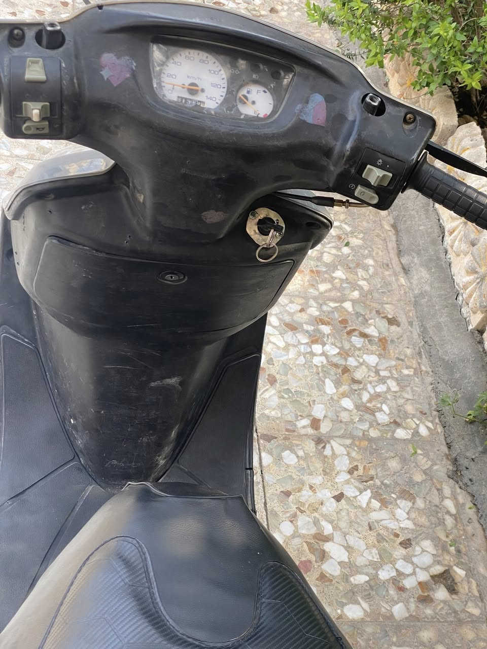 السلام عليكم 
دراجة فراشة اللون سمنتي مميز 
الدراجة جاهزة من كلشي كهربائيات شغالة 
السعر 275 الف 
محرك ناعم كلش 
العنوان حلة مركز ***********
