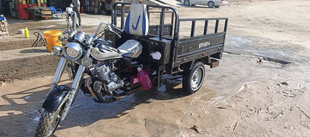 السلام عليكم شباب ستوته للبيع موديل 16مكفولة محركها 25برغي مامفتوح وكيلها البطاط تترقم الدراجه اوراقها اصولي الشراي يتصل ***********
