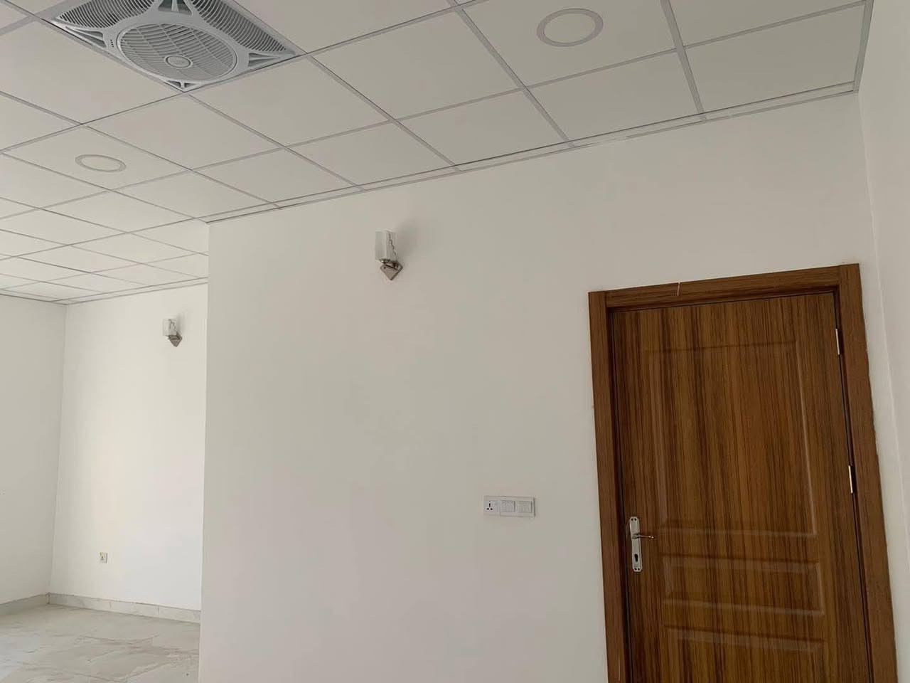 بيت للبيع ٣٠٠ متر ركن  طابق واحد في مجمع الزهراء السكني - التقية 
بأسمي البيت 
البيت حاليا مستأجر.
 مطلوب مبادرة للعلم المبادرة  صفر فائدة من دون أي فائدة 
القسط 550 الف 
ما متواجد على الفيس بوك 
*********** (واتساب)
