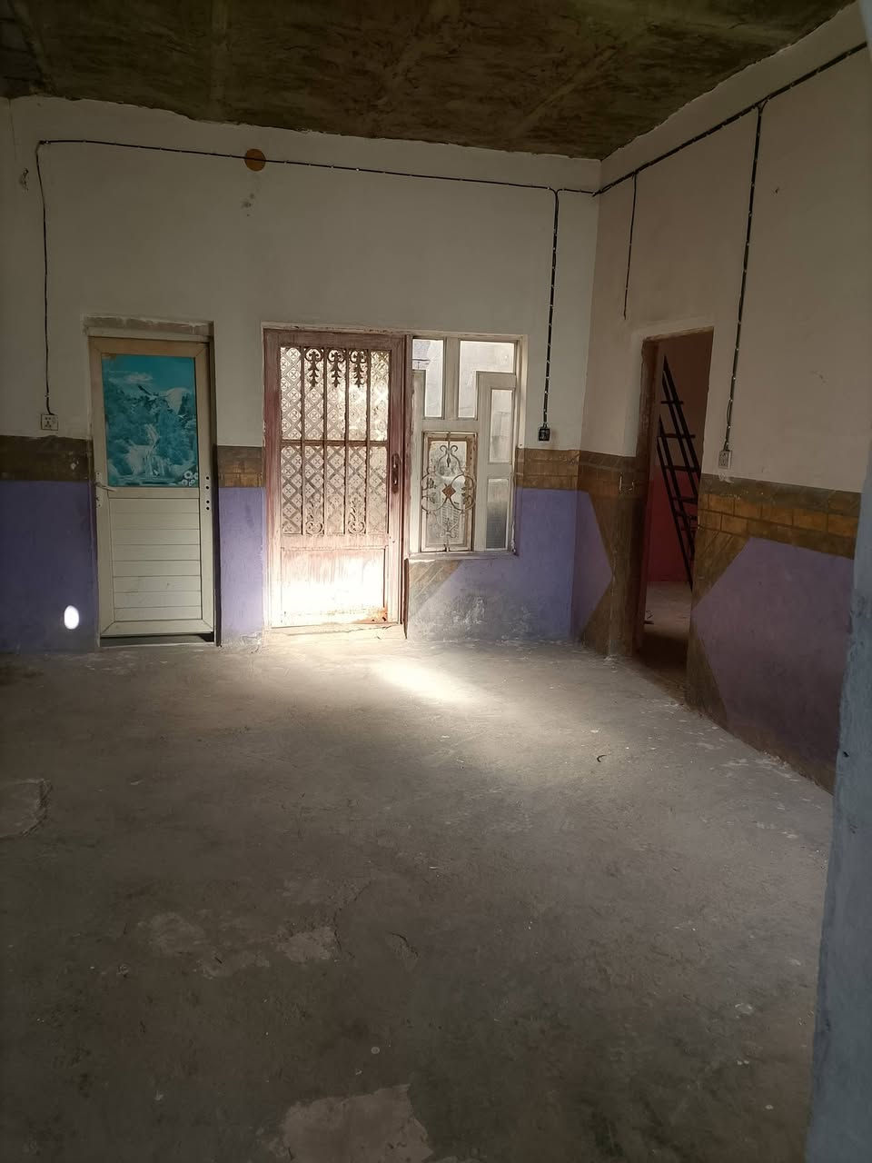 سلام عليكم بيت100متر مربع للبيع بل براكيةشارع المعمل خلف بانزين خانه حجي وحيد السعر 15 مليون وبي مجال *********** البيت فارغ
