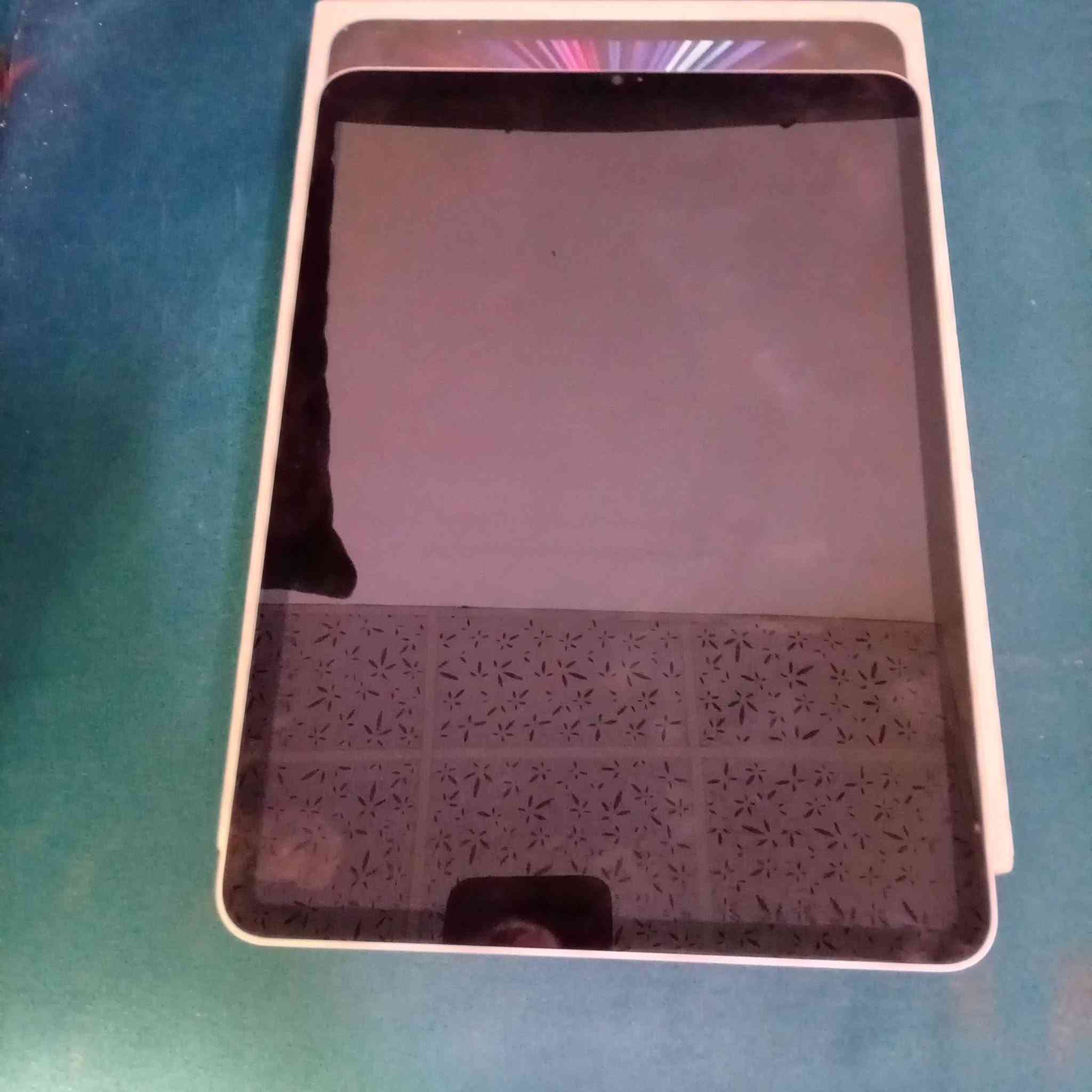 ايباد m1 
ذاكره 128 
بطاريه 88
بيه شخوط قليله ب ظهر و شاصي 
كلشي مامبدل بي 
مراوس بجهاز ب 13 وفوق 
*********** متواجد بس واتساب 
بغداد جسر ديالى
