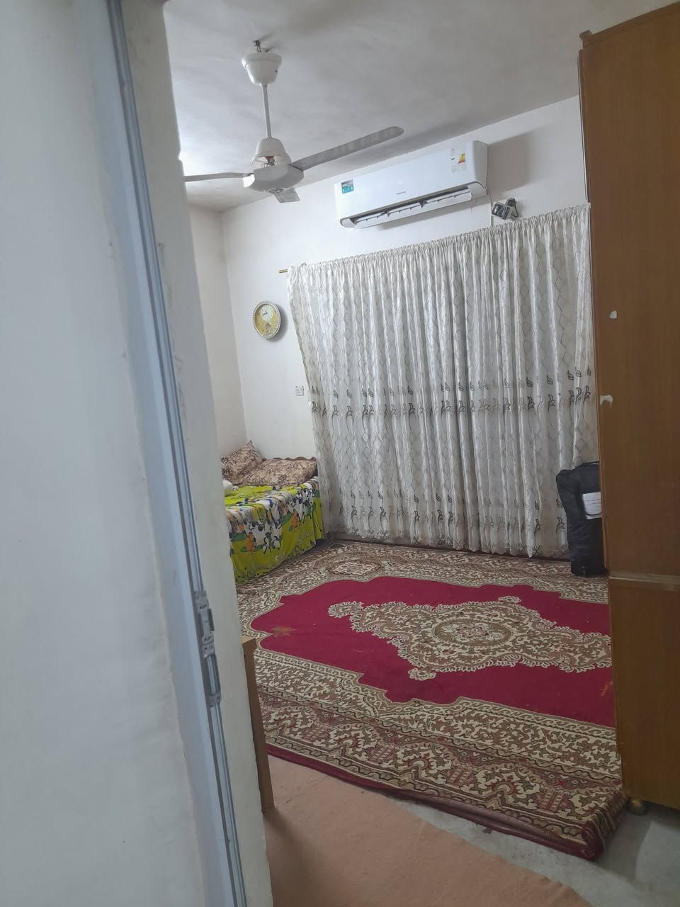 دار للبيع المساحة ٢٠٠متر منطقة الحمزلي مقابل المنتوجات موقع مميز غرفتين نوم وهول وأستقبال ومطبخ وصحيات وكراج وحديقة
 السعر ٨٥ مليون
 وبي مجال للطيبين
***********
