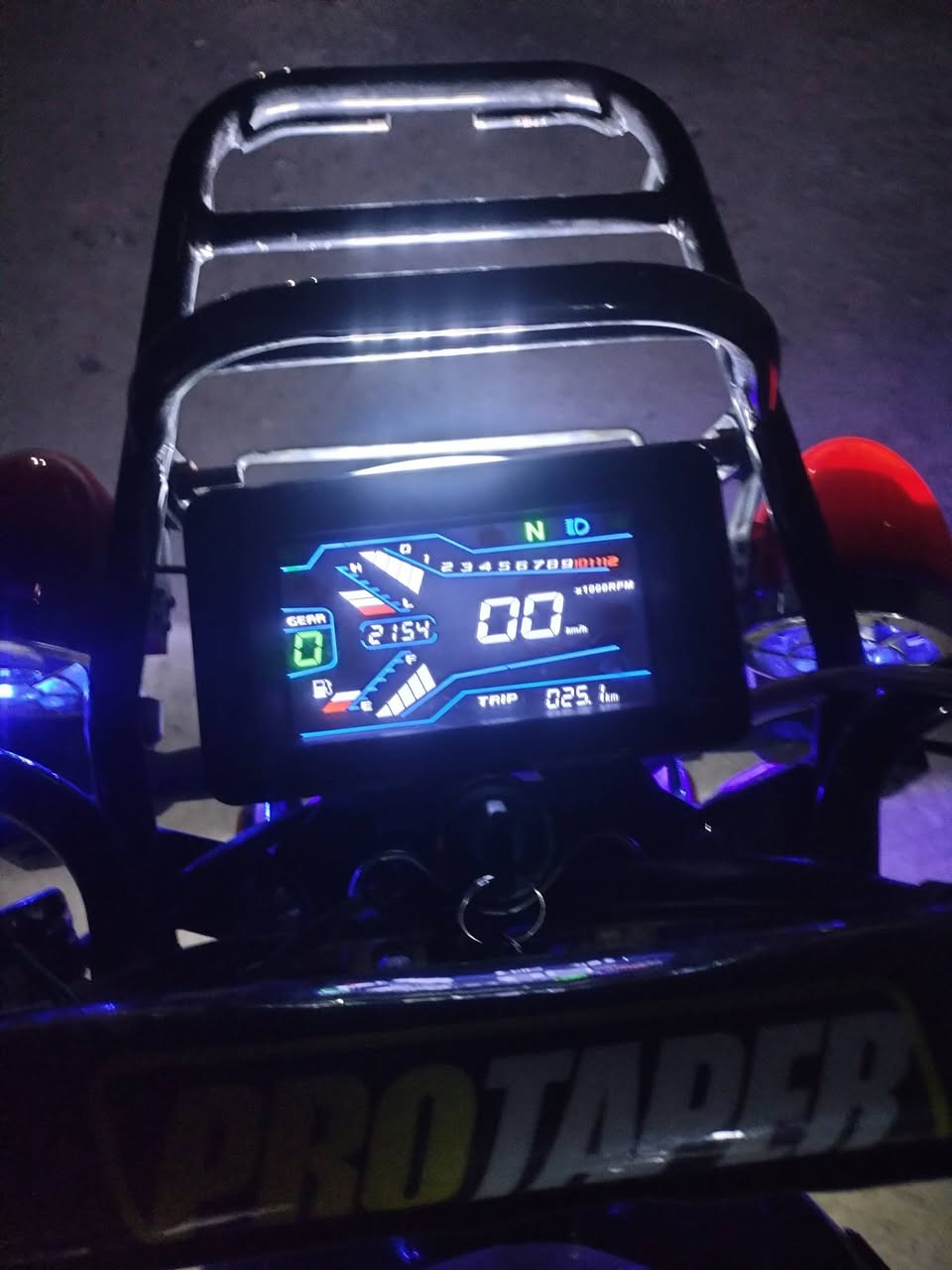 السلام عليكم موتور للبيع موديل 24 نهايه ال 24 السعر 750 وبي مجال للطيبين مكينه 200 ديالى الخالص اتصال على الرقم ***********
